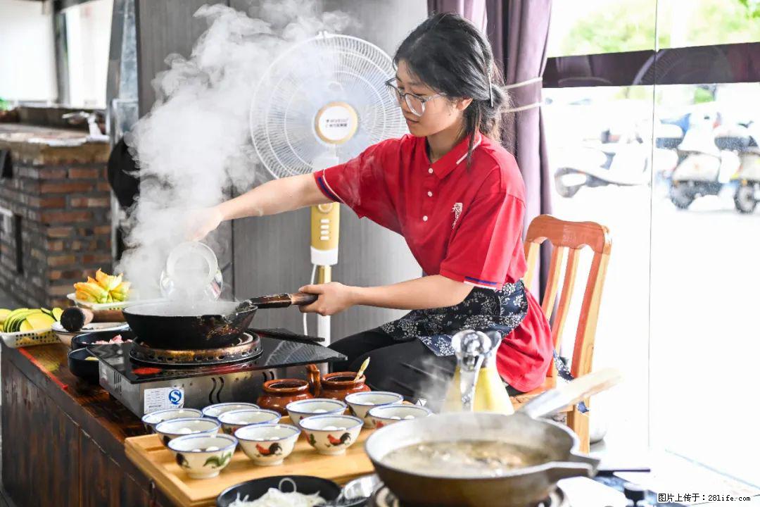 全网追的“扁担女孩”,找了一份暑假工,时薪12元 - 九江生活资讯 - 九江28生活网 jj.28life.com